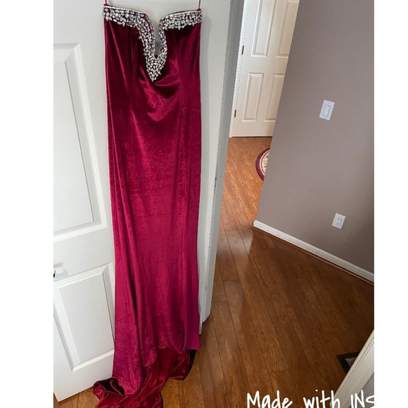 Velvet red gown - Picture 1 of 4